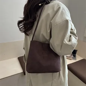 Dunkelbraune matte Beuteltasche mit verstellbarem Schultergurt für Damenmode