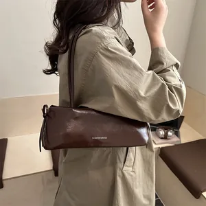 Sac bandoulière baguette marron foncé en cuir brillant avec détail de nœud latéral