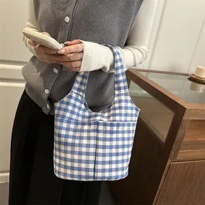 Sac fourre-tout en toile à carreaux vichy bleu et blanc avec poches frontales