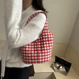 Sac fourre-tout minimaliste en vichy rouge et blanc dans un cadre décontracté