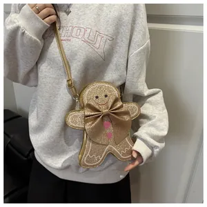 Dettaglio borsa a tracolla omino di pan di zenzero con paillettes dorate e cuori rosa