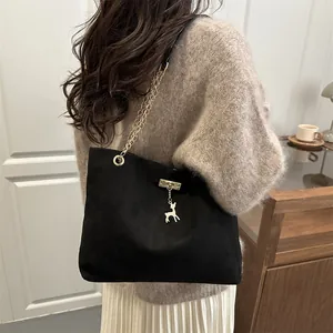 Sac fourre-tout en daim noir avec pendentif cerf doré et bandoulière chaîne