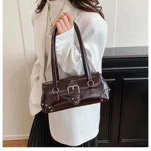Nahaufnahme der braunen Vintage-Achseltasche mit Silberschnallen und Nietendetails