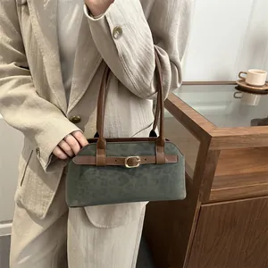Borsa sottobraccio vintage in camoscio leopardato con finiture in pelle marrone e fibbia oro