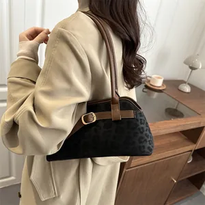 Borsa a spalla leopardata retrò francese con cinturini in pelle e fibbia dorata