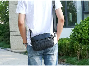 Détail d'un sac bandoulière en cuir tressé à la main avec texture et sangle réglable