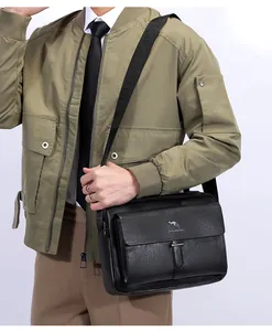 Details der schwarzen Umhängetasche aus Leder mit Metalllogo und verstellbarem Gurt