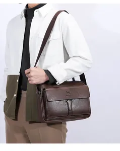 Detailaufnahme der braunen Leder-Umhängetasche mit Känguru-Logo und Metallschnalle