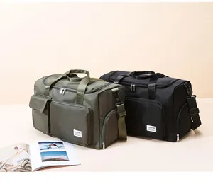 Detalle de bolsas de viaje verde oliva y negras con diseño multibolsillo y textura de nylon