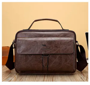 Makrodetail der dunkelbraunen Retro-Ledertextur und geprägtes Känguru-Logo auf Herrentasche