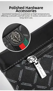 Detail van metalen rits en leeuwembleem op zwarte zakelijke heren clutch met reliëf