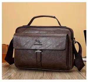 Details einer dunkelbraunen Leder-Umhängetasche mit verstärktem Griff und Känguru-Logo