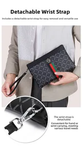 Detail van de afneembare leren polsband met zilveren metalen clip op de herenclutch
