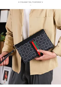 Detail van heren business clutch met rood-groene singelband en klassiek ruitjespatroon