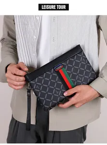 Detail van geblokte leren clutch met rood-groene strepen en metalen ritssluiting
