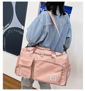Bolso de viaje rosa de gran capacidad llevado cruzado por una modelo moderna