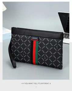 Detail van gestreepte band en reliëf lederen textuur op de zakelijke heren clutch tas