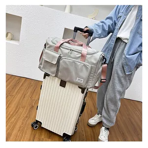 Detalle de la banda para maleta de la bolsa de viaje sobre una maleta blanca