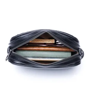 Sac bandoulière en cuir noir avec plusieurs compartiments et grand espace intérieur