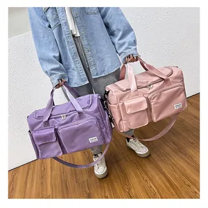 Detalle de bolsas de viaje rosa y morada que muestra la tela de nailon y correas de hombro