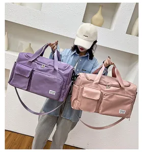 Detalle de bolsos de viaje en morado y rosa con tela impermeable y varios bolsillos