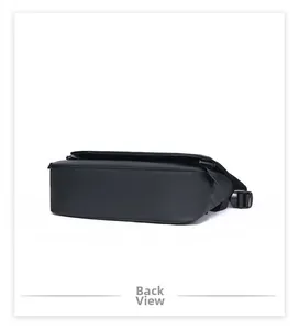 Vista trasera del bolso mensajero negro en tela mate impermeable con correas de hombro