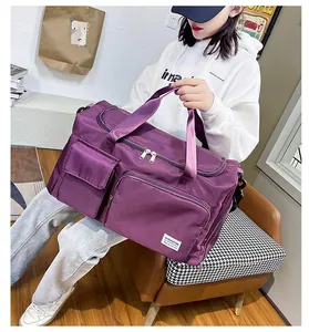 Bolsa de viaje violeta grande con asas reforzadas y múltiples bolsillos frontales