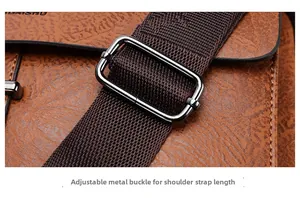Detail der verstellbaren Metallschnalle an brauner Schultertasche aus Leder