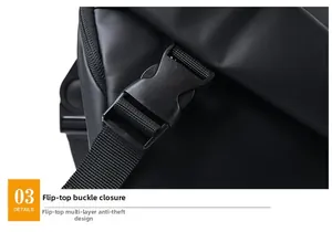 Detalle de bandolera negra impermeable con hebilla de plástico y diseño de solapa