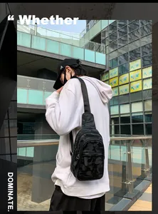 Nahaufnahme der Herren Brusttasche mit Camouflage-Muster und verstellbarem Schultergurt