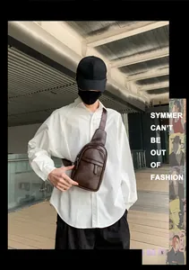 Detail der dunkelbraunen Vintage-Leder-Brusttasche mit Reißverschluss und Segeltuchgurt