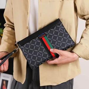Zakelijke herenclutch met ruitpatroon en driekleurige streep in retrostijl