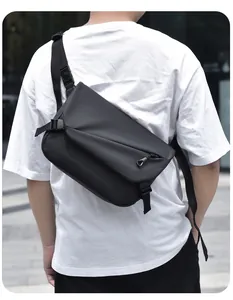 Vue arrière d'un sac bandoulière noir tactique porté par un mannequin en ville