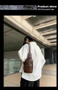 Detailansicht einer braunen Vintage-Brusttasche mit Lederstruktur und Reißverschluss