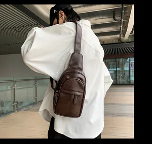 Makro-Detail der dunkelbraunen Vintage-Lederstruktur und des Reißverschlusses der Herrentasche