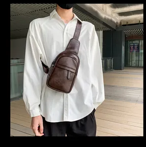 Detailansicht der dunkelbraunen Leder-Brusttasche mit Reißverschlussfach-Struktur