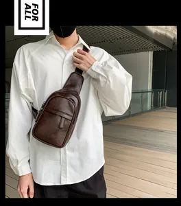 Detailaufnahme der dunkelbraunen PU-Leder Brusttasche mit Reißverschluss und Gurt