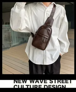 Streetstyle-Ansicht einer braunen Vintage-Leder-Umhängetasche für Herren