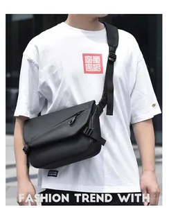 Gros plan sur le sac bandoulière noir avec boucle réglable et sangle rembourrée confort