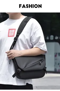 Détail du sac bandoulière noir imperméable avec fermeture éclair diagonale devant