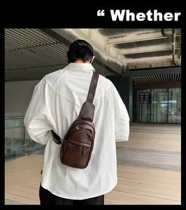 Makroansicht der braunen Leder-Brusttasche am Model mit verstellbarem Schultergurt