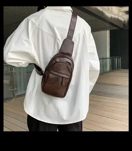 Herren Brusttasche aus dunkelbraunem Leder in der Rückansicht am Model getragen