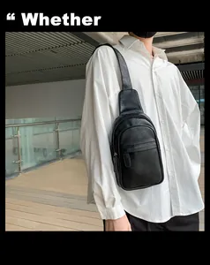 Nahaufnahme einer schwarzen Brusttasche aus Leder mit Narbenstruktur an einem Männermodell