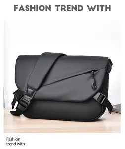 Détail du sac bandoulière noir minimaliste avec texture mate sur surface en bois