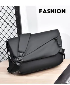 Détail du sac bandoulière en nylon noir imperméable avec fermeture éclair diagonale