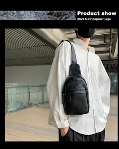 Detailaufnahme einer schwarzen Leder-Brusttasche mit hochwertiger Lychee-Körnung