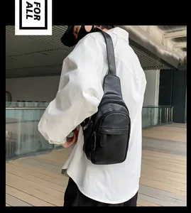 Seitenansicht einer trendigen Herren-Brusttasche aus schwarzem Leder im urbanen Design