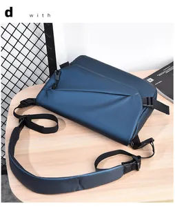 Détail d'un sac bandoulière bleu foncé au design géométrique sur table en bois