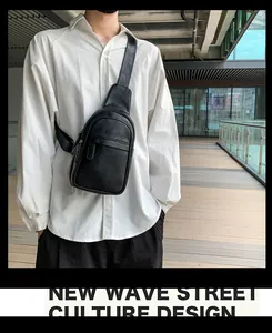 Moderne schwarze Brusttasche für Herren mit Litschistruktur und verstellbarem Gurt