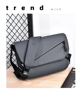 Vue détaillée du sac à bandoulière gris avec design géométrique et tissu technique mat